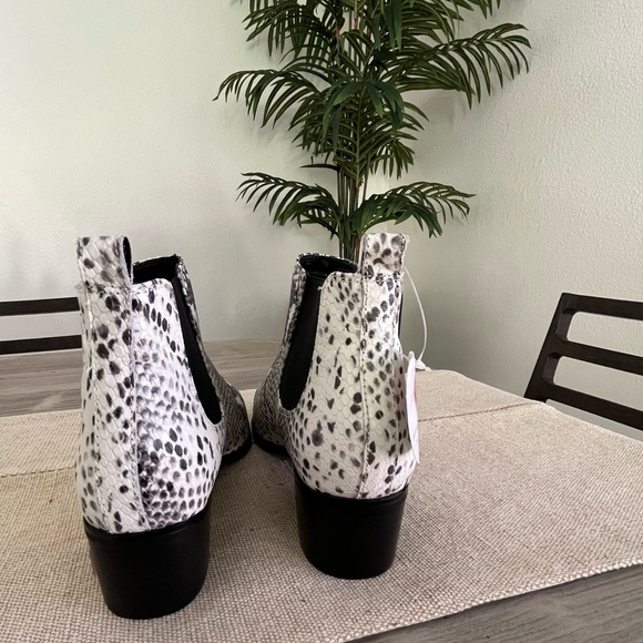 FINAL SALE-NWT- Blondo- Waterproof Emilia bootie in black/white Size 9 - Picture 5 of 6